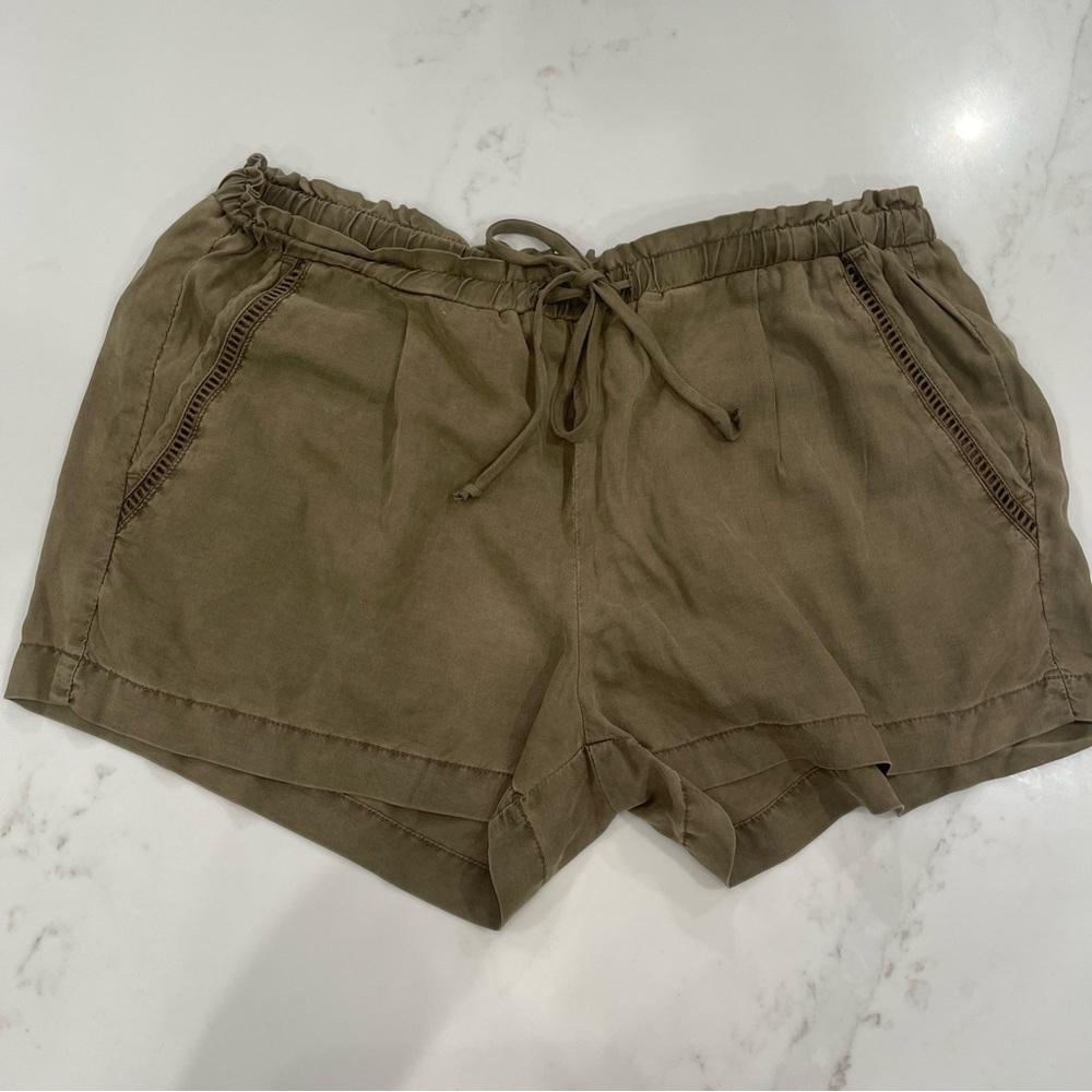 Cloth & Stone Women's Olive Cargo Shorts